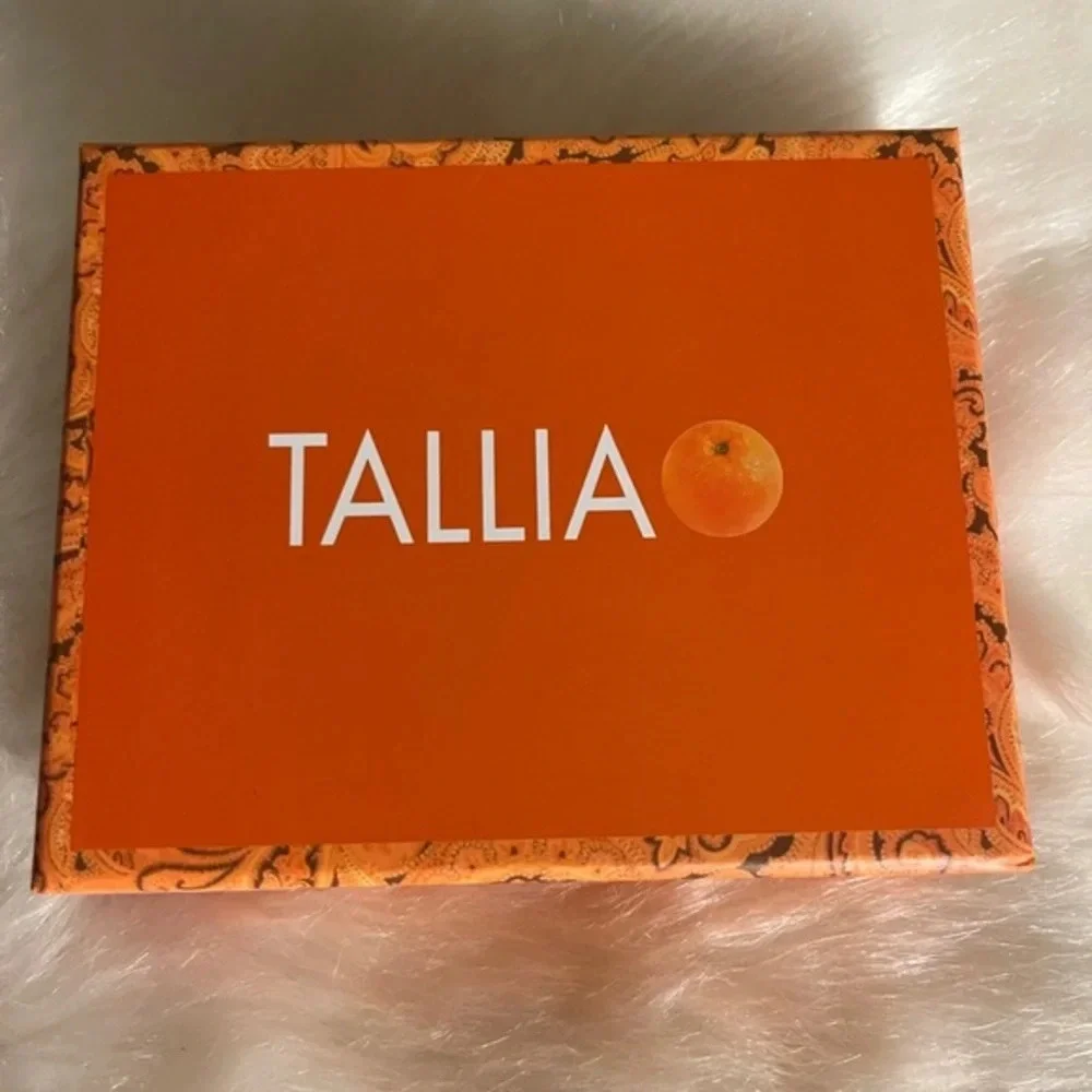 Tallia Bifold Leather Wallet with Embossed Pattern